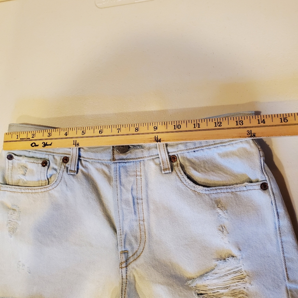 Levi's Women's Light Wash Distressed Button Fly Demin Short SZ 26 Style S58022 - Picture 10 of 15